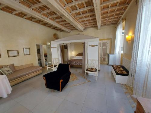 un soggiorno con letto e divano di Residenza Al Corso Suites a Roma