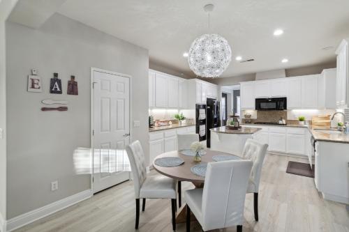 cocina y comedor con mesa y sillas en 5BR 3BA Home - King Beds - Fast Wifi home en Victorville