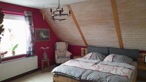 Un dormitorio con una cama y una silla dentro. en Ferienwohnung im Traumhaus, en Werda