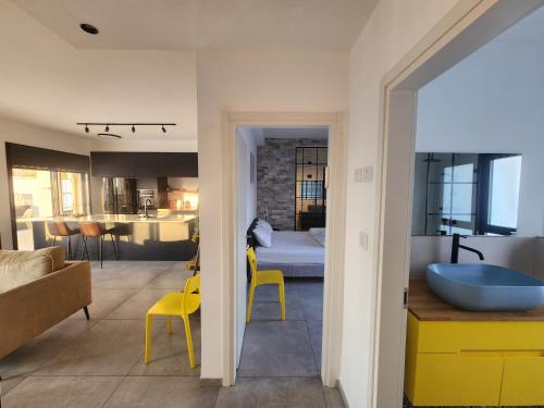 una camera da letto e un bagno con vasca. di Luxurious penthouse for couples in Kiryat Mozkin a Qiryat Motzkin