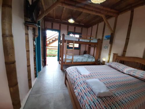 1 Schlafzimmer mit 2 Betten und 1 Etagenbett in der Unterkunft La Madremonte in Filandia