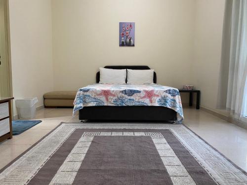 Rose في أبوظبي: غرفة نوم عليها سرير وبطانية