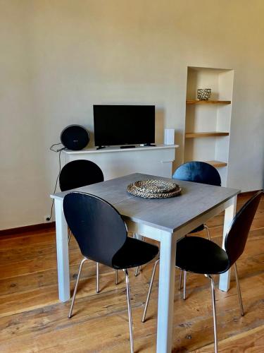 Casa sirena centre citadelle vue port et falaisesにあるテレビまたはエンターテインメントセンター