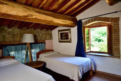 - une chambre avec 2 lits et une fenêtre dans l'établissement Molino in chianti, à Mercatale Val Di Pesa