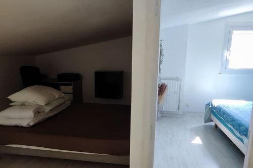 a bedroom with a bed and a tv in a room at Superbe duplex de 64m2 - T2 proche Saclay in Les Ulis