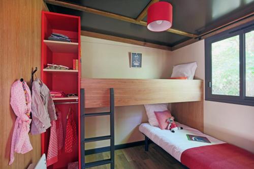 Crouy-sur-CossonにあるFerme des Poulardieresの小さな客室で、二段ベッド1組と二段ベッド1組が備わります。