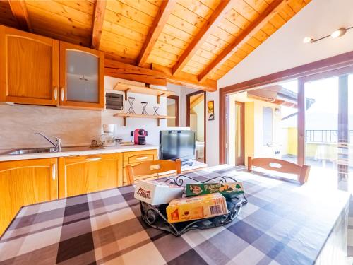 a living room with a table and a kitchen at Rododendro House Relax in Germasino