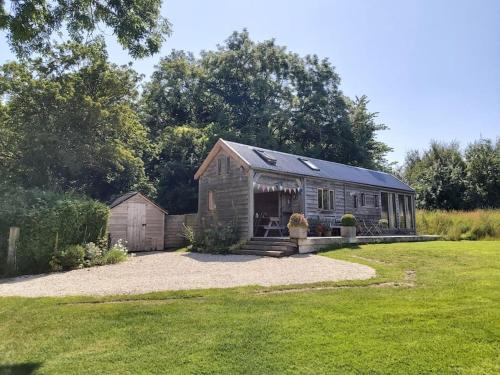 Taman di luar Log Cabin at The Old Summer Dairy Glastonbury