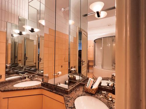 ein Badezimmer mit zwei Waschbecken und einem großen Spiegel in der Unterkunft Domus Gracchi in Rom