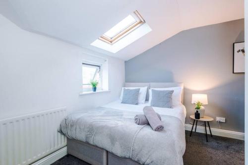 Una cama o camas en una habitación de Modern 1-Bedroom Apartment with Free Wi-Fi and Parking by Amazing Spaces Relocations Ltd