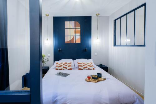 Un dormitorio con una cama con una bandeja de comida. en Wisteria Villa, en Écully