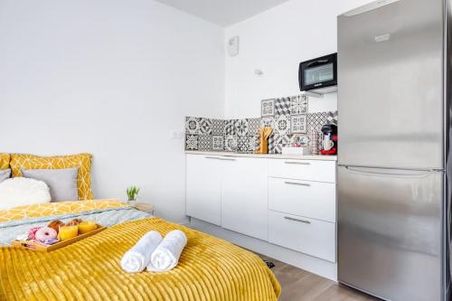 - une chambre avec un lit et un plateau de fruits dans l'établissement Escapade parisienne à 25 minutes de la Tour Eiffel, à Villeneuve-la-Garenne
