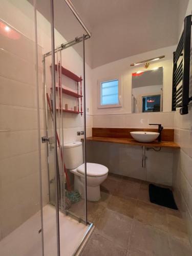 a bathroom with a shower and a toilet and a sink at Luminoso y acogedor bajo en Tetuán by beBalmy in Madrid