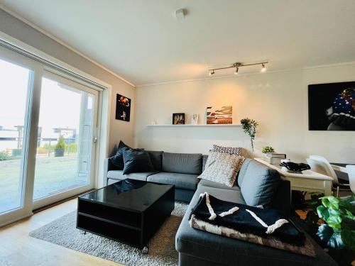 sala de estar con sofá y mesa en 2 bedroom apartment in great location en Kristiansand