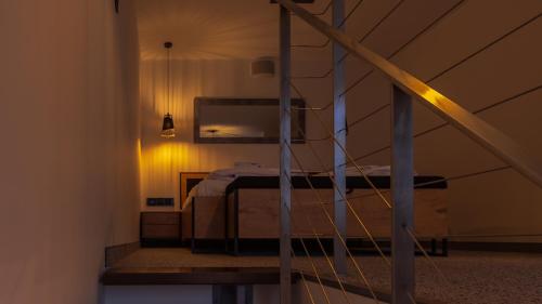 1 dormitorio con 1 cama y una escalera en una habitación en VacationClub – Royal Tulip Sand***** Apartament 431, en Kołobrzeg
