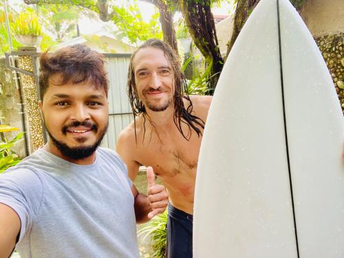 Surfing Waves Madiha – Photos 3