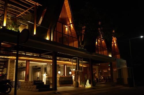 a building lit up at night with lights at Villa Morphosis in Berpodak