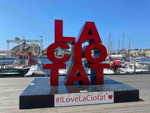 Photo de la galerie de l'établissement Joli T3 neuf, Clim, 2 chambres ,vue panoramique., à La Ciotat