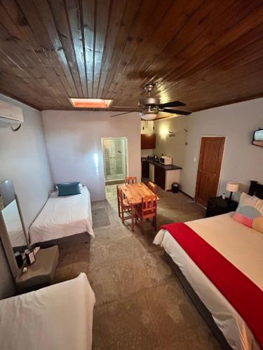 een kamer met twee bedden en een tafel erin bij Eittel Guest Farm Cottage in Winburg