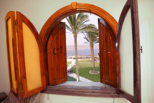 uma porta aberta com vista para o oceano em قرية تونس السياحية em Tunis