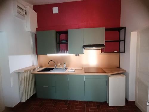 Kuchyň nebo kuchyňský kout v ubytování Les gîtes des Beaux Chênes