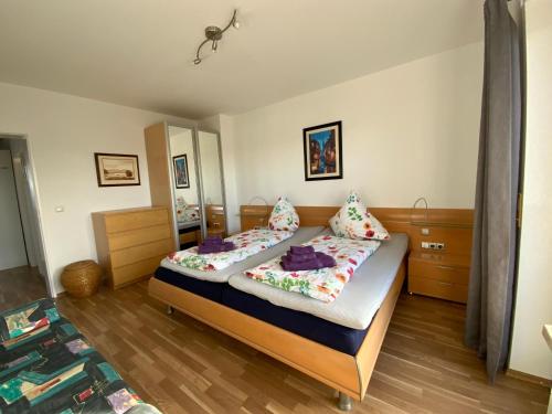 Un dormitorio con una cama con almohadas. en Sunny apartment in Pähl, en Pähl