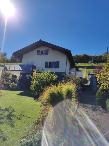 a white house with the sun in the sky at Jasmins Airbnb in Einigen