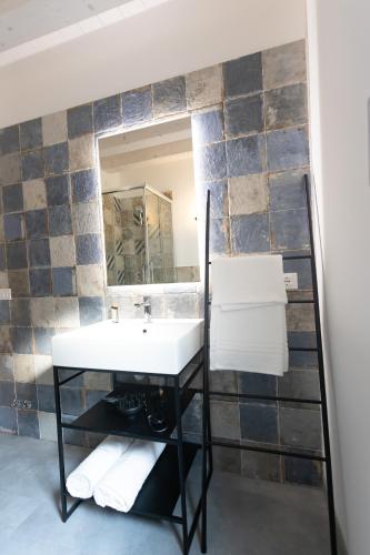 a bathroom with a sink and a mirror at Casa San Cristoforo in Chioggia