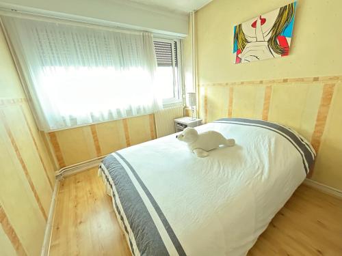 - un ours en peluche assis sur un lit dans une chambre dans l'établissement Appartement 80 m2 Île de France Juvisy, à Juvisy-sur-Orge