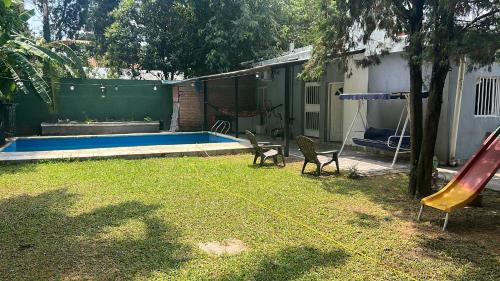 耶爾瓦布埃納的住宿－Chalet en YB，后院设有游泳池和滑梯