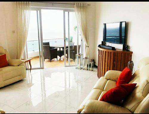 - un salon avec un canapé et une télévision dans l'établissement Luxury Beach Condo Dehiwala Mt Lavinia, à Watumulla