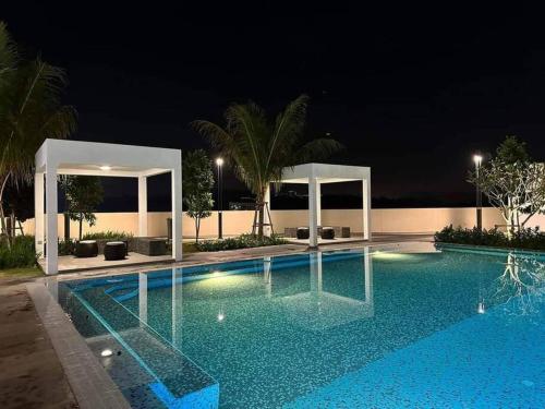 Bandar Baru BangiにあるD'ostia Homestay Bangiの- 大型スイミングプール(夜間、プール付)