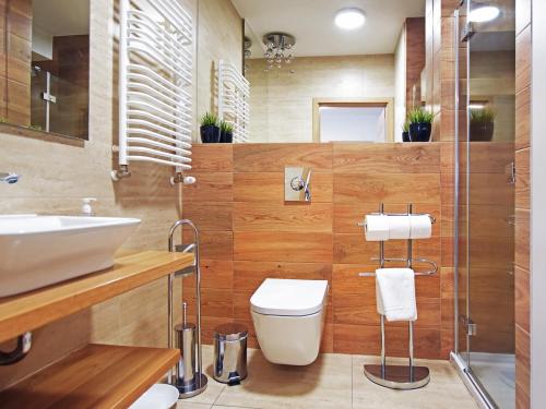 a bathroom with a toilet and a sink at VacationClub - Górna Resorts Apartament 2.68 in Szklarska Poręba