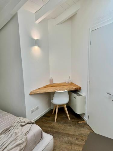 a bedroom with a desk with a chair and a bed at BRIDGE Apt Brescia - Netflix - wifi in Brescia