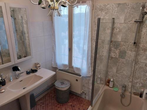 Bilik mandi di Vue montagne et terrasse privée Appartement centre Nyons