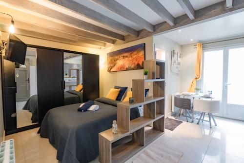 une chambre avec un lit et un bureau dans une pièce dans l'établissement STUDIO, à Le Thillay