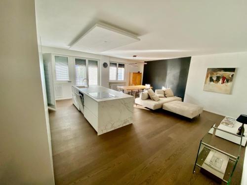 sala de estar con sofá y mesa en Casa Perini - Luxury Apartment, en Trento