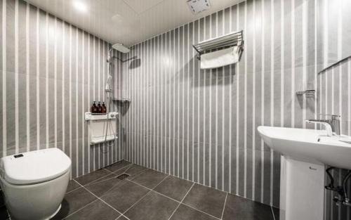 uma casa de banho com um WC e um lavatório em Mnlucky Hotel em Seul