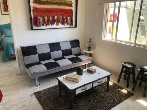 - un salon avec un canapé et une table basse dans l'établissement Departamentos Quintaviña K15, à Viña del Mar