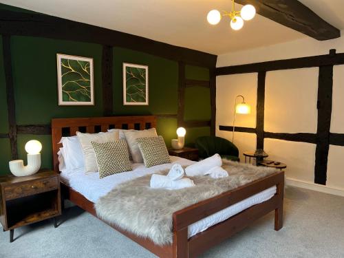 um quarto com uma cama grande e toalhas em Friar Loft em Worcester