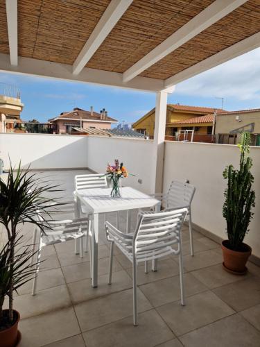 Casa Tonia في توري غراندي: طاولة بيضاء وكراسي على الفناء