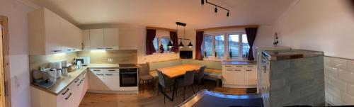 A kitchen or kitchenette at Sattlehnerhof