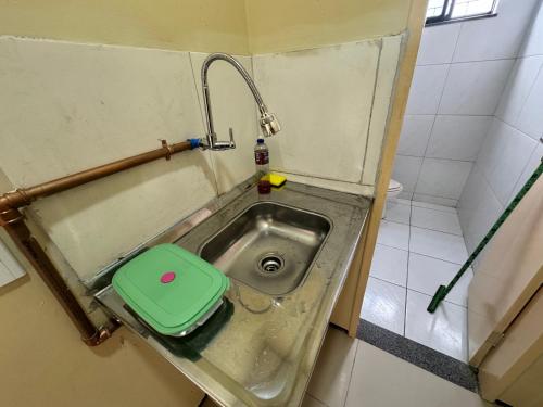 a small sink in a bathroom with a green scale at Ap no Derby com Garagem in Sobral
