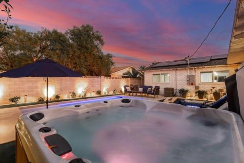 a hot tub in the backyard of a house at Crown Azul - Old Town 2 Primary's New Pool Spa BBQ in Scottsdale