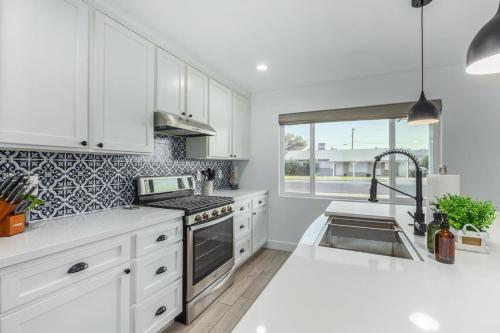 Køkken eller tekøkken på Crown Azul - Old Town 2 Primary's New Pool Spa BBQ