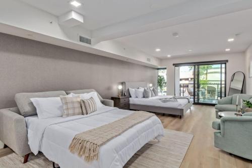 a bedroom with a large white bed and a couch at The LUX at Craftsman - Heart of Old Town Studio 3 in Scottsdale