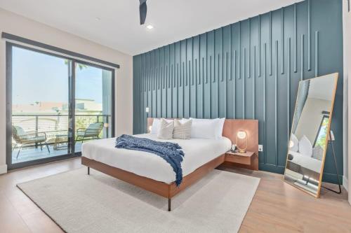 ein Schlafzimmer mit einem großen Bett und einem Balkon in der Unterkunft The LUX at Craftsman - Old Town Penthouse 1 in Scottsdale