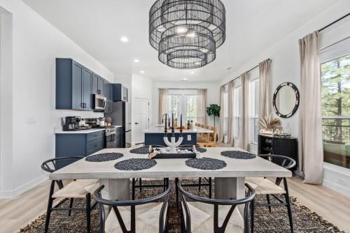 a kitchen with a table and chairs in a room at Le Cabin Noir Modern Alpine Retreat Spa BBQ in Flagstaff