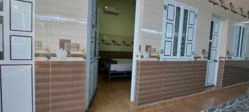 uma casa de banho com dois lavatórios num quarto em Nhà nghỉ Hồng Vân em Phan Rang