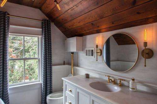 a bathroom with a sink and a mirror at Roof Terrace Oasis in Savannah